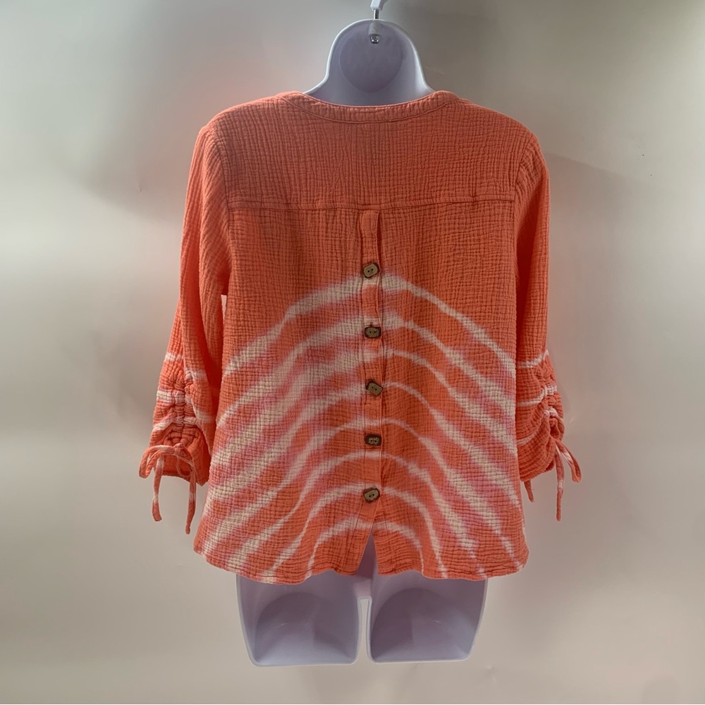 ****SOLD***Ali Miles Coral Tie Dye Textured Top with ruched sleeves size PM - Picture 2 of 6